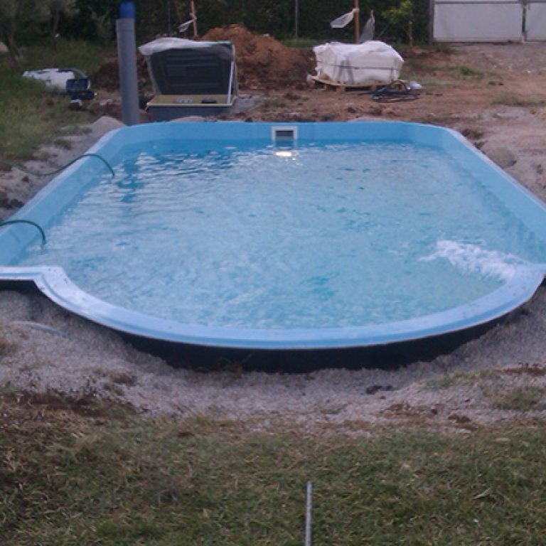 Instalando-piscina-poliester-2-llenando